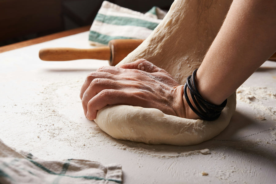 Brotteig wird geknetet als Symbol für Roggenmischbrot und handwerkliche Brotauswahl