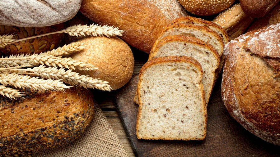 Brot und Weizen auf Holz als Symbol für Brotsuche und Brotauswahl online