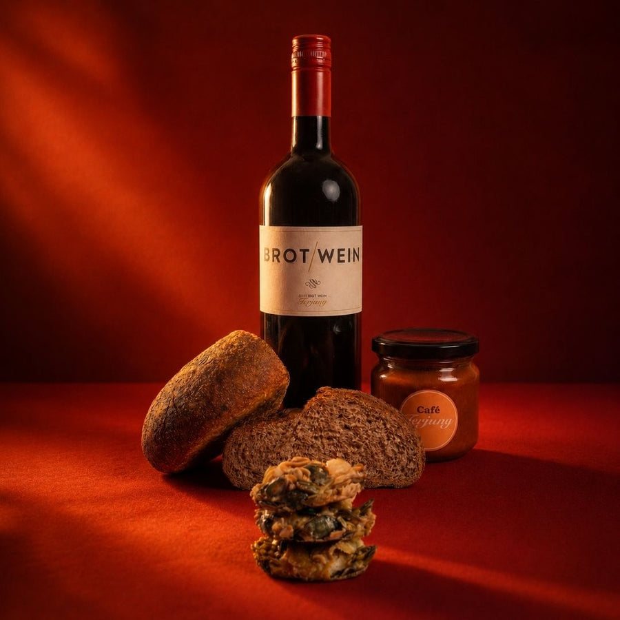 Genusspaket mit Brot Wein und Gebäck für eine Brotzeit mit Gästen