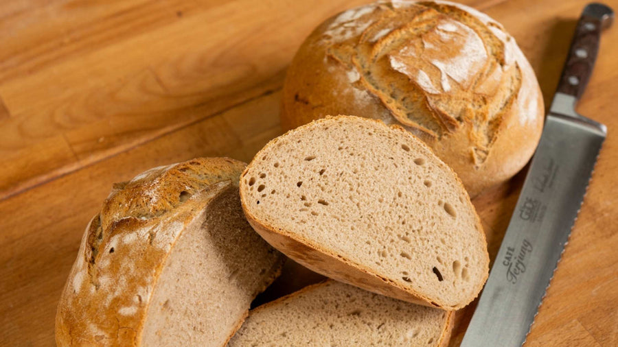 Geschnittenes Handwerksbrot von Terjung mit Brotmesser und kräftiger Kruste