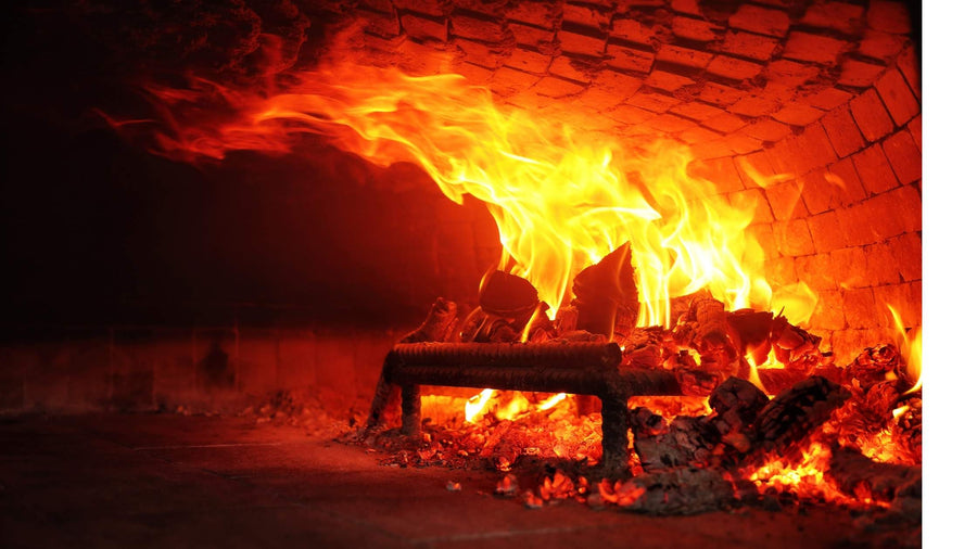 Holzofen von Innen mit Flammen und Stein