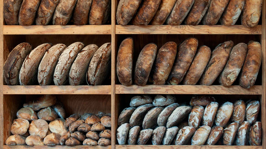 Leckeres Brot im Regal