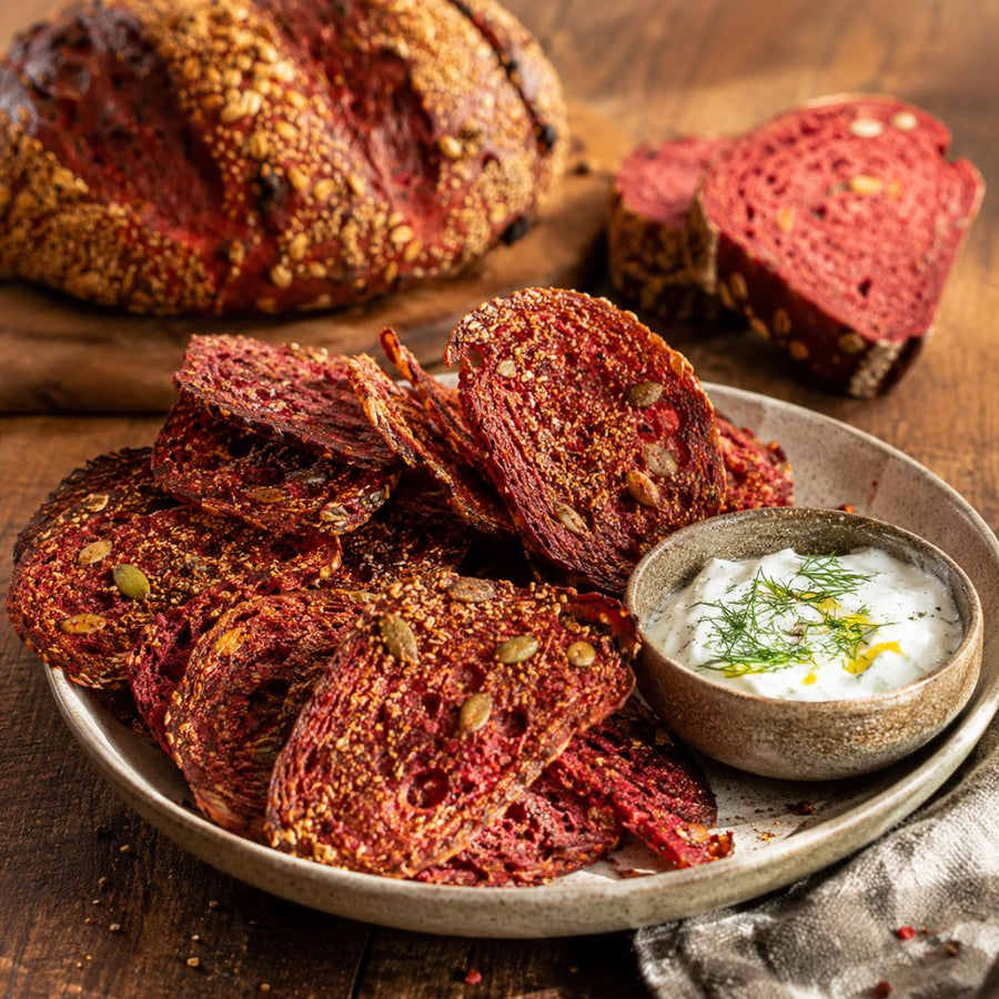 Knusprige Rote-Beete-Brot Chips aus Terjung Brot mit Dip auf einem Teller