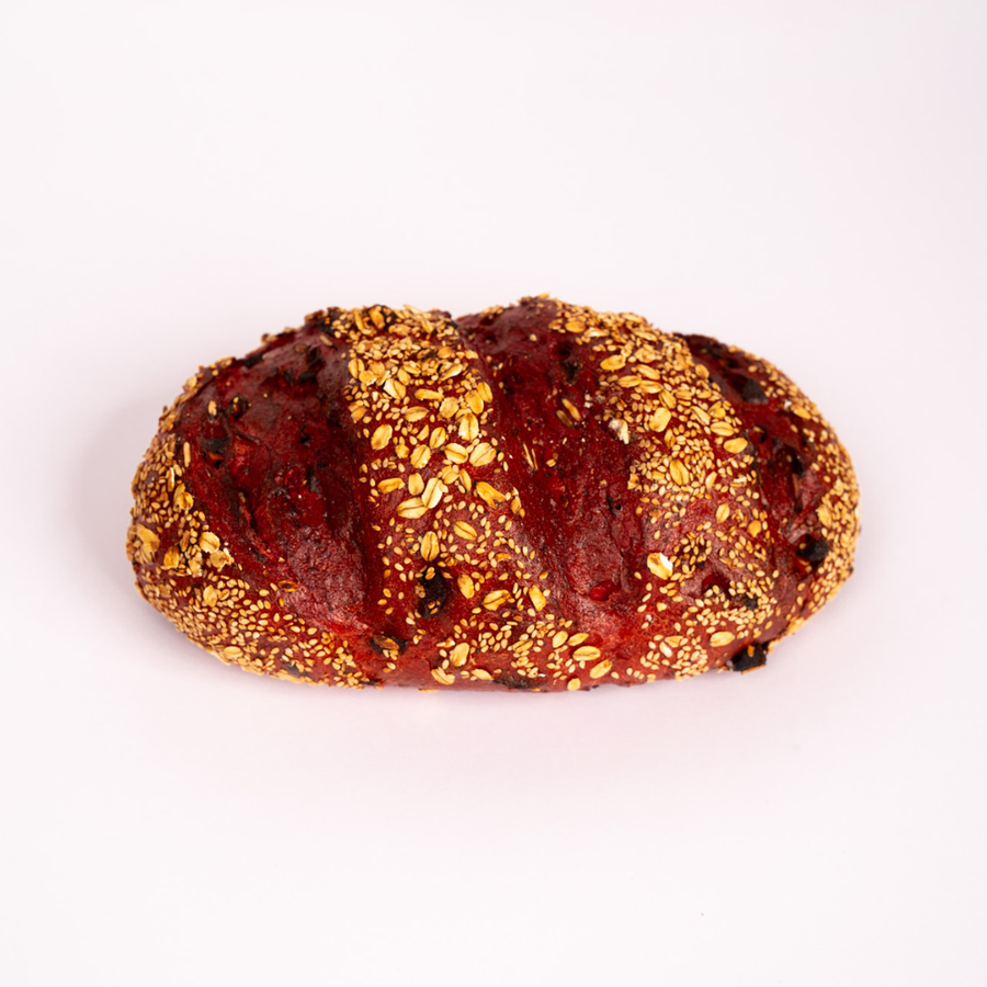 Rote-Beete-Brot mit Apfel und Kürbiskernen auf hellem Hintergrund