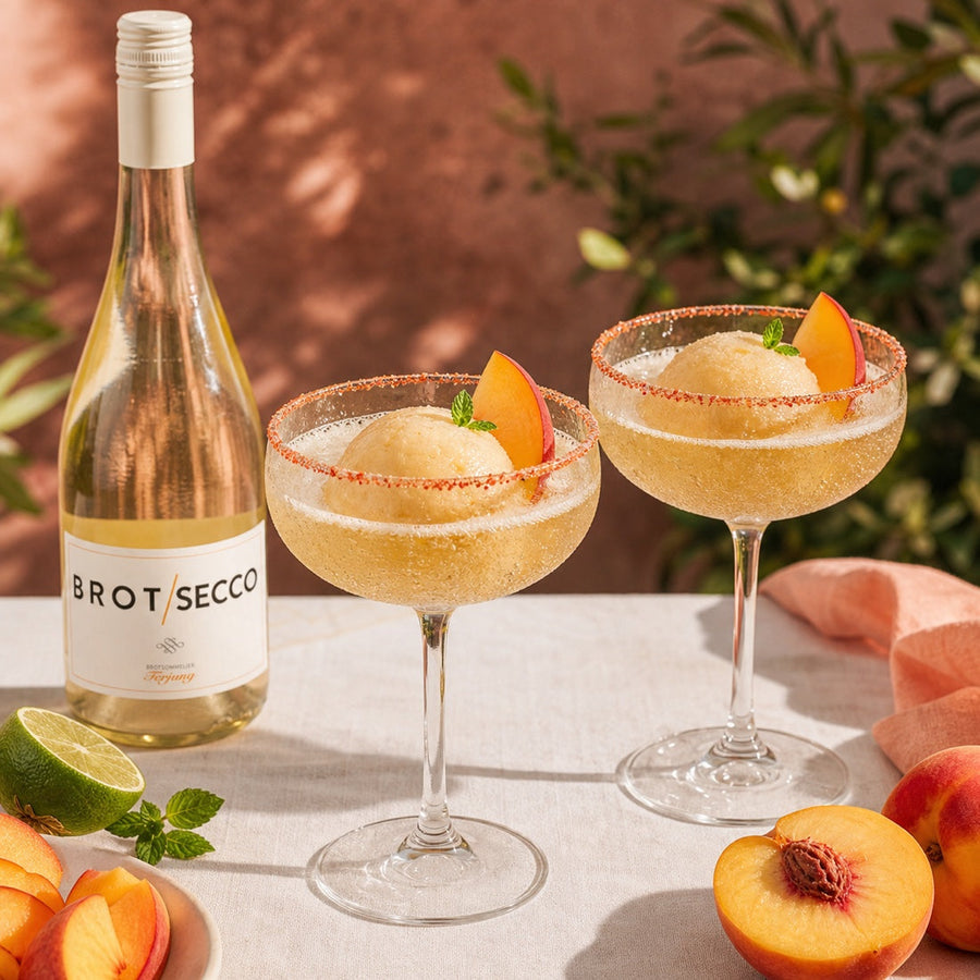 Frozen-Peach Brotsecco Float mit Pfirsichsorbet, Perlen und Chili-Limetten-Rand in zwei Gläsern