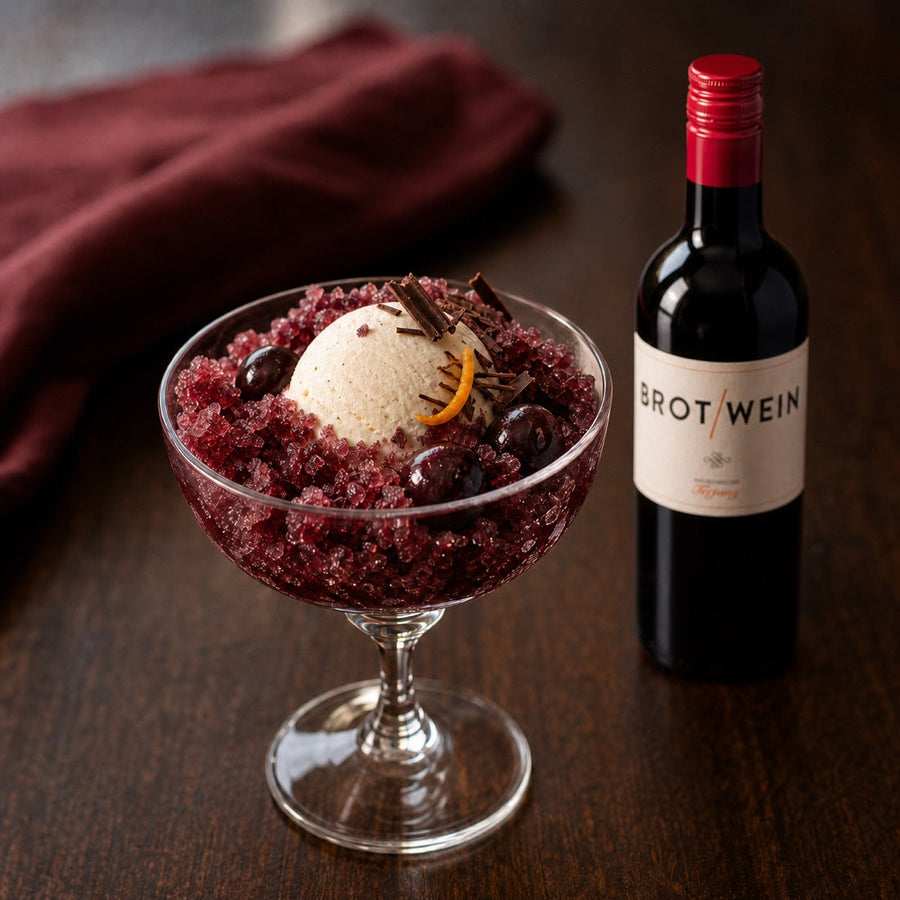 Frozen-Cherry Brotwein-Granita-Sundae mit Vanilleeis, Sauerkirschen und originaler Brotwein-Flasche