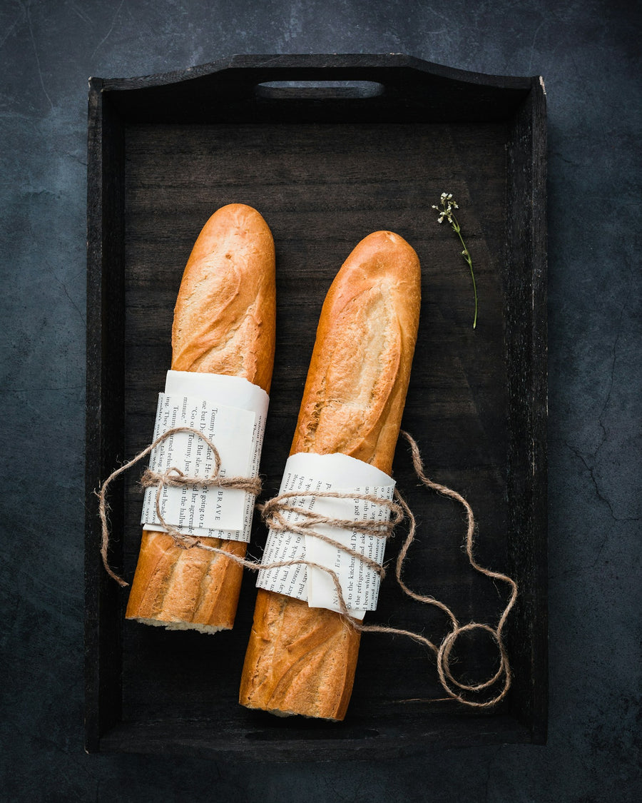 Frisches Baguette mit knuspriger Kruste als Symbolbild für klassische und würzige Baguette-Varianten