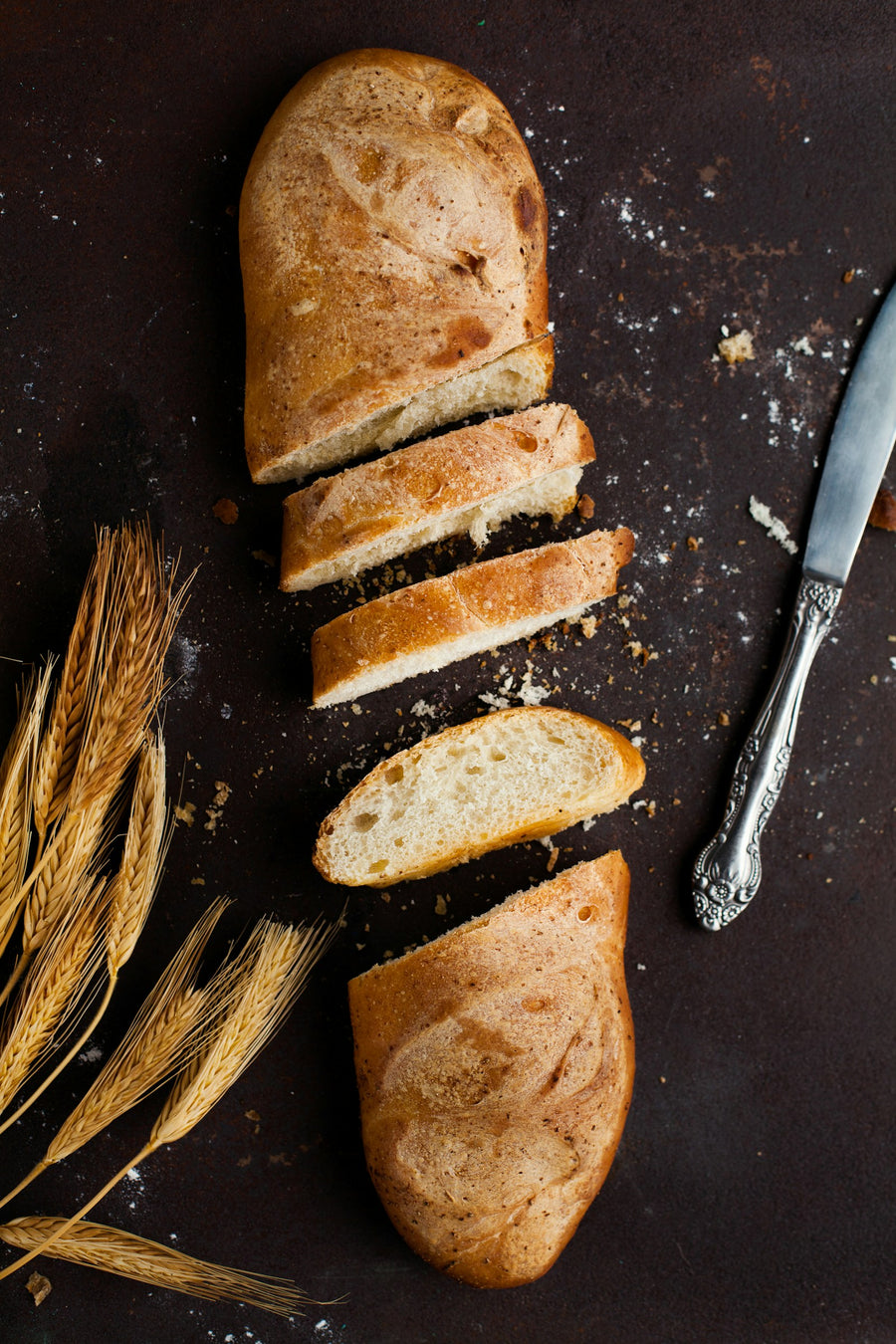 Aufgeschnittenes Sauerteigbrot neben einem Brotmesser als Symbolbild für die Frage nach der Verdaulichkeit