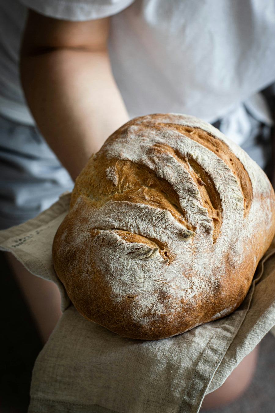 Nahaufnahme von Sauerteigbrot mit Kruste und Krume als Symbolbild zum Erkennen von echtem Sauerteig
