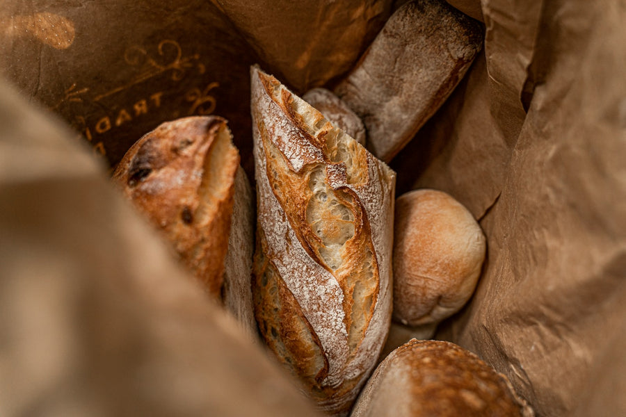 Brot in einer Papiertüte als stimmungsvolles Bild für Brotversand, Lieferung und Lagerung