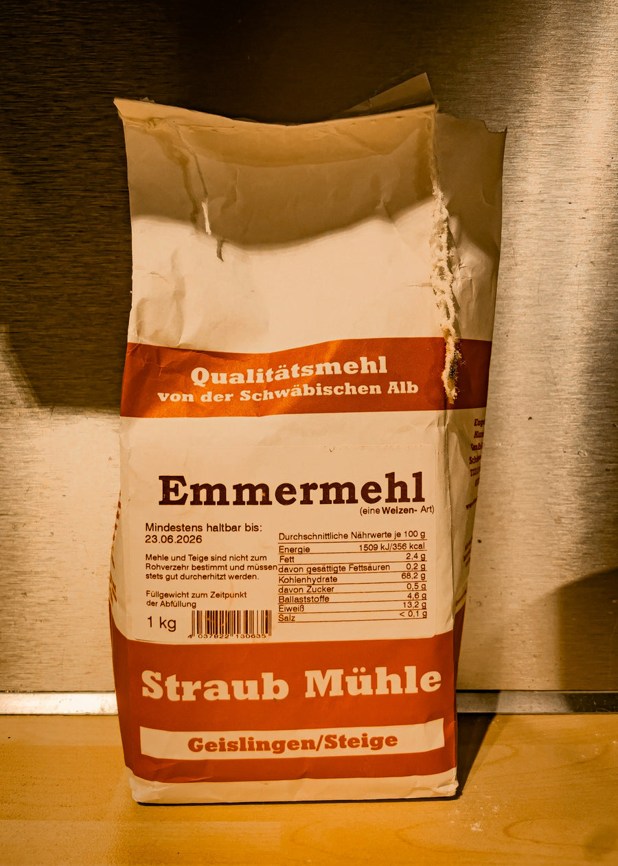 Sack mit Dinkel-Ruchmehl als Symbolbild für traditionell vermahlenes Mehl