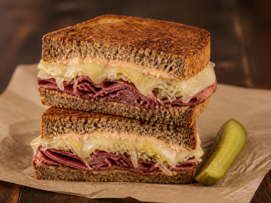 Reuben Sandwich aus Saftkorn Lupine mit Pastrami, Sauerkraut, Käse und würziger Sauce