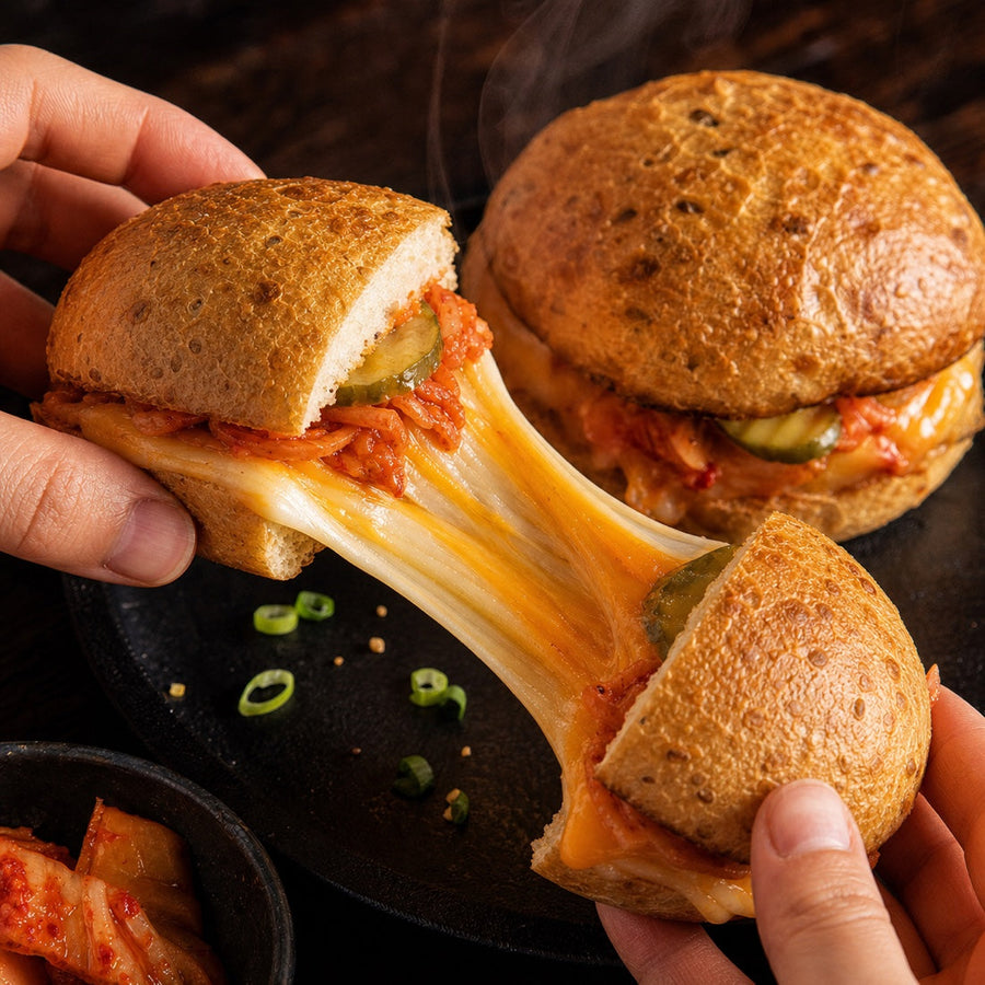 Kimchi Grilled Cheese Slider im Scharfe-Terjungs-Brötchen mit Pickles und geschmolzenem Käse