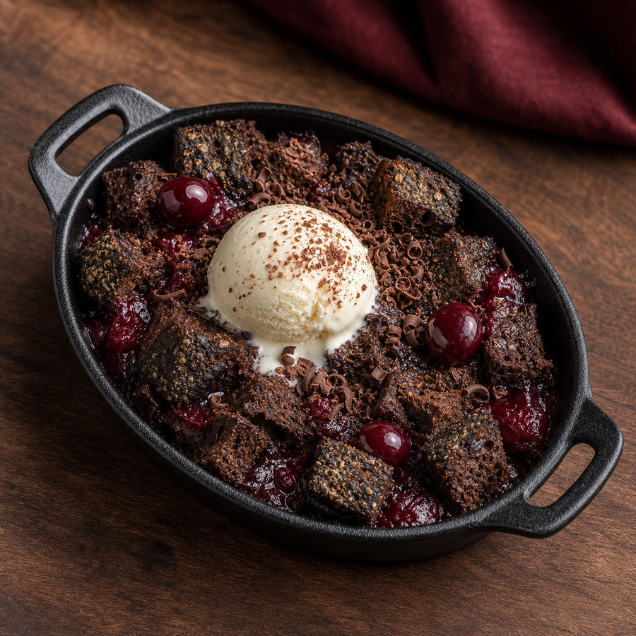 Schwarzwälder Kirschbrot als warmer Sticky-Cherry Pudding mit Vanilleeis, Kirschsauce und Schokoladenlocken