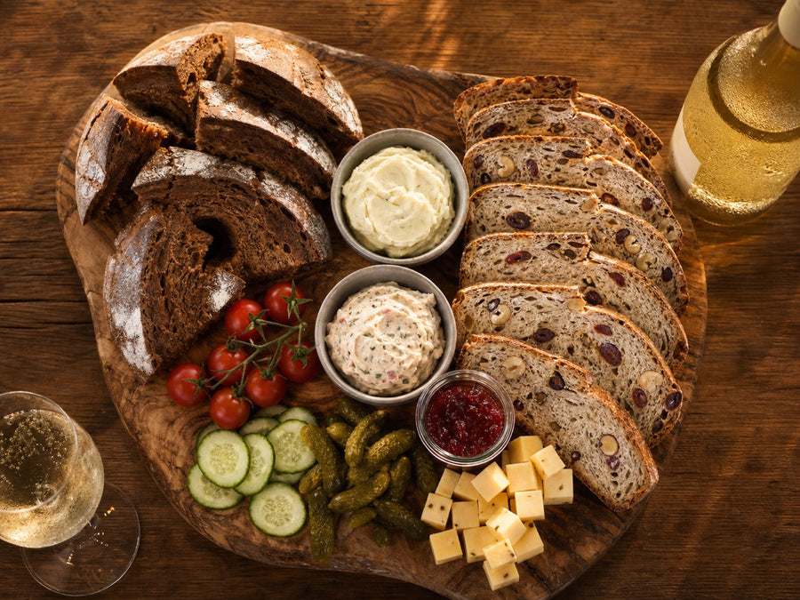 Girl Dinner Brotzeit-Board mit Terjung Broten, Buttern, Konfitüre und Brotsecco