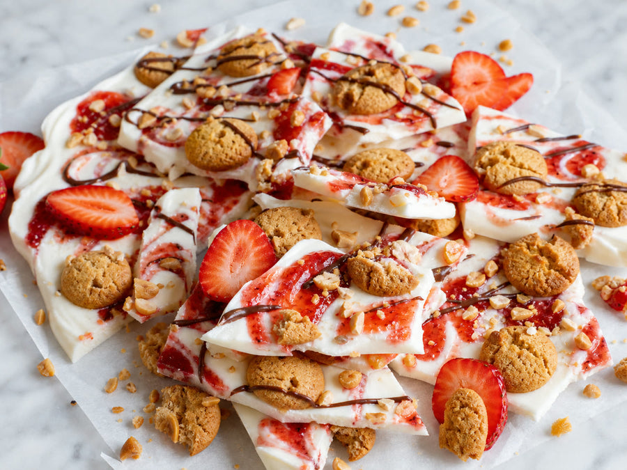 Frozen-Yogurt-Bark mit Mini-Erdnuss-Cookies und Erdbeer-Swirl