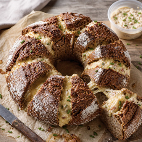 Zwiebelring Pull-Apart Brot – warm, würzig & käsig