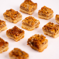 Viereckige mini Kekse die aus Nussecke bestehen