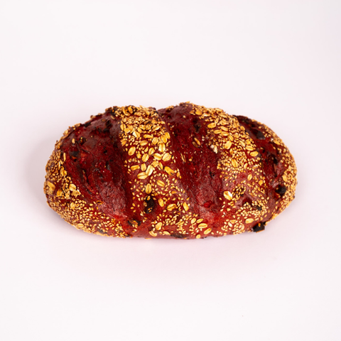 Rote-Beete-Brot mit Apfel und Kürbiskernen auf hellem Hintergrund