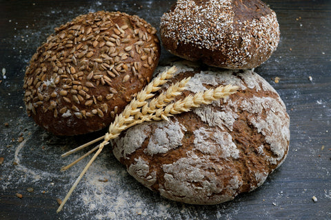 Frisch angeschnittenes Brot mit Kruste als Beispiel für richtiges Brotschneiden