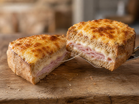Croque Monsieur aus Dinkelvollkorn-Toast mit Schinken, Béchamel, goldbraunem Käse und Käsefaden