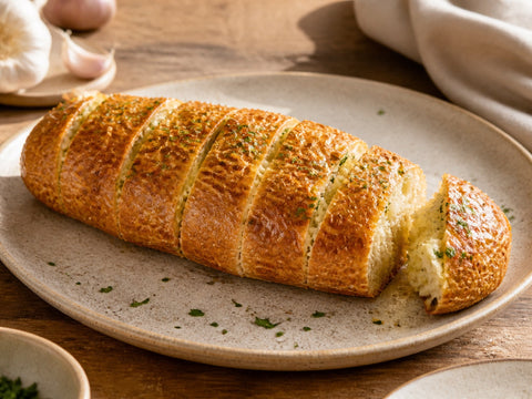 Knuspriges Knoblauchbrot aus Indonesischem Baguette mit geschmolzener Knoblauchbutter und Petersilie