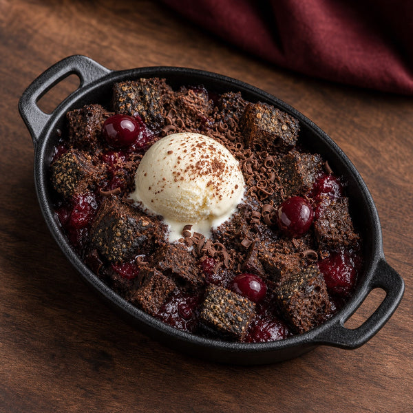 Schwarzwälder Kirschbrot als warmer Sticky-Cherry Pudding mit Vanilleeis, Kirschsauce und Schokoladenlocken
