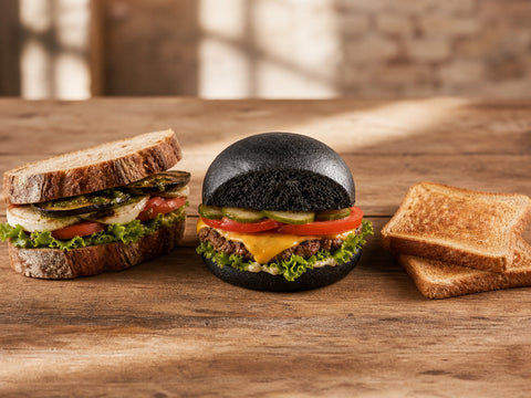 Sandwich auf kräftigem Brot, Burger im schwarzen Brötchen und gerösteter Dinkelvollkorn-Toast im Vergleich