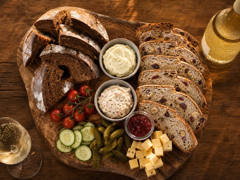 Girl Dinner Brotzeit-Board mit Terjung Broten, Buttern, Konfitüre und Brotsecco