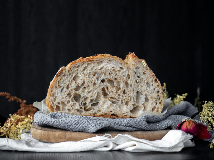 Fluffiges Sauerteigbrot auf Küchentücher liegend