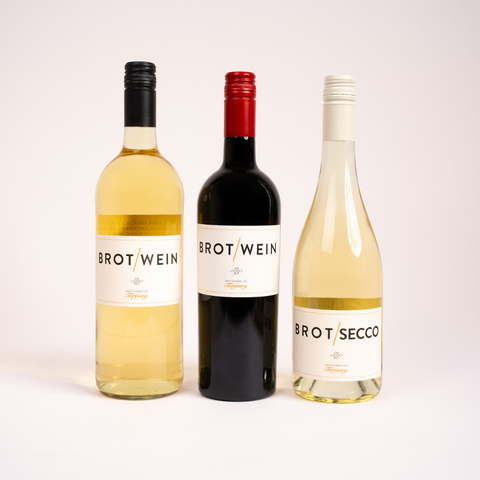 Drei Weinsorten zusammen mit weißem Hintergrund. Rot, Weiß und weiß