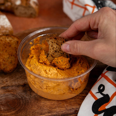 Brot in Tomatenbutter Dip