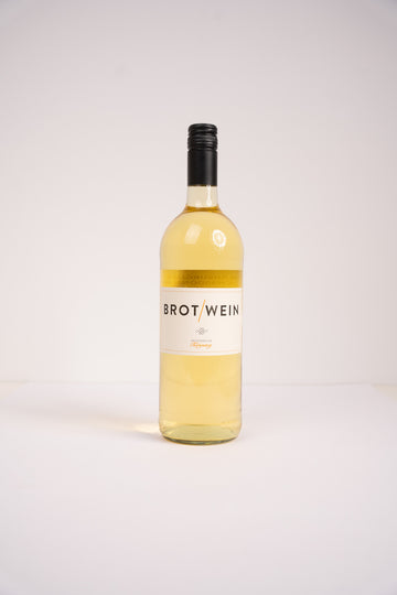 Flasche Brotwein Weiß vor weißem Hintergrund