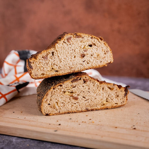 Dattel-Schinken-Brot geschnitten