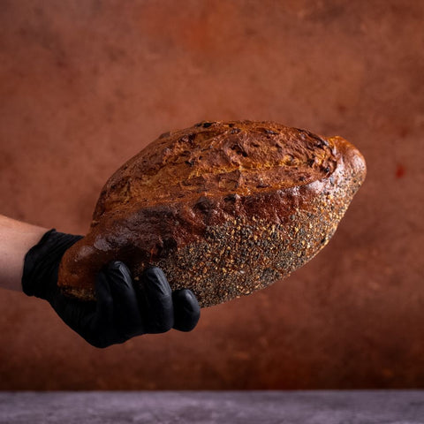 Dattel-Schinken-Brot in Hand