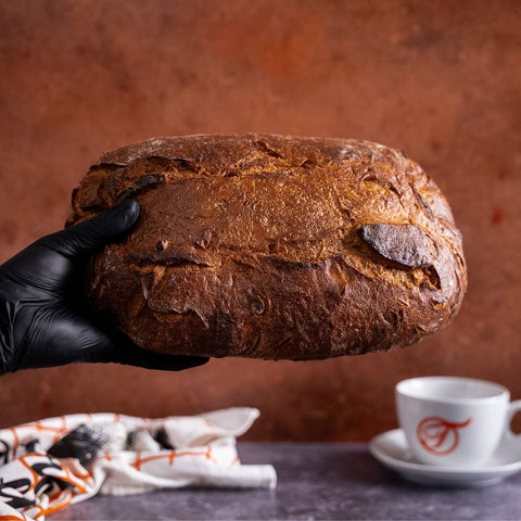 DinkelR uchmehl Brot in Hand