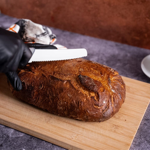 Dinkel Ruchmehl wird geschnitten
