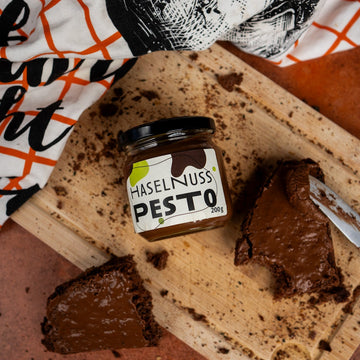 Haselnuss Pesto von Terjung mit Brot
