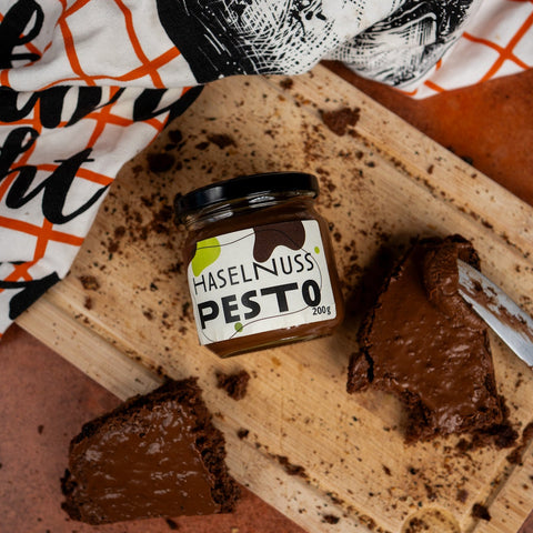 Haselnuss Pesto von Terjung mit Brot