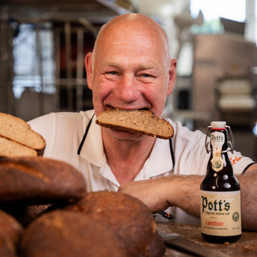 Jörg Terjung mit Bierbrot im Mund