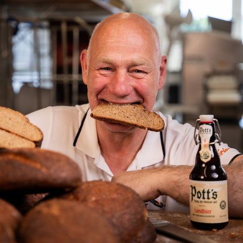 Jörg Terjung mit Bierbrot im Mund