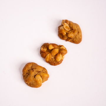 Mini Erdnuss Cookies – Knackig, nussig & handgemacht 3 Kekse auf weißem Hintergrund