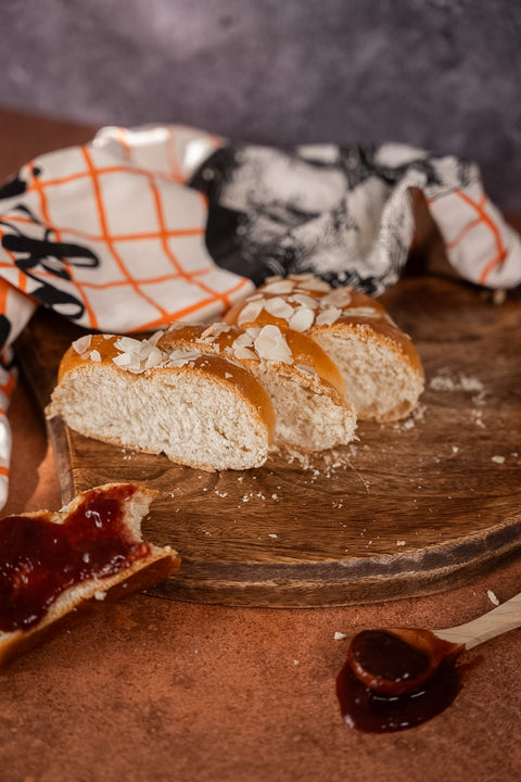 Oster-Hefezopf aufgeschnitten auf Holz
