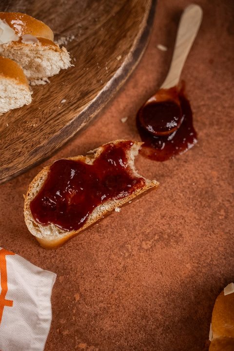 Oster-Hefezopf mit Marmelade und abgebissen