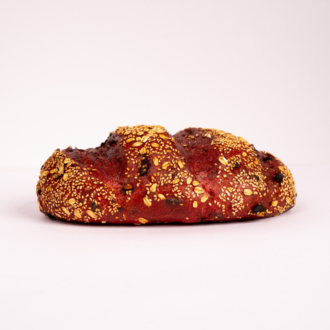 Rote Beete Brot – Saftig mit Apfel & Kürbiskernen von der Seite mit weißem Hintergrund
