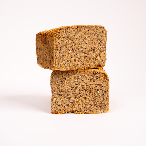 Saftkorn Lupine – Herzhaftes Roggenbrot mit Buttermilch durchgeschnitten übereinander