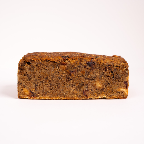 Saftkornbrot Cashew-Cranberry – Fruchtig, nussig & mild von der Seite mit weißem Hintergrund