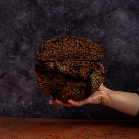 Schwarzwälder Kirschbrot von Terjung in Hand