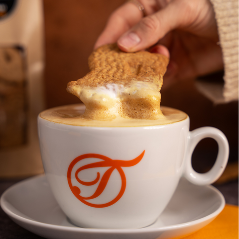 Dinkelspekulatius wird in einen Cappuccino in der Terjung-Tasse getunkt