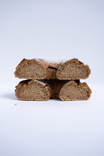 Ein Roggenmischbrot in Form eines Zwiebelringes aufgeschnitten